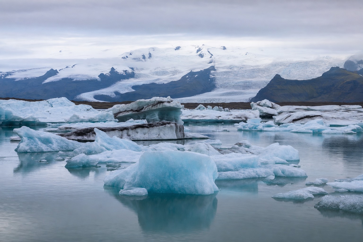 Icebergs drifting across Jökulsárlón glacier lagoon while seeing Iceland without renting a car