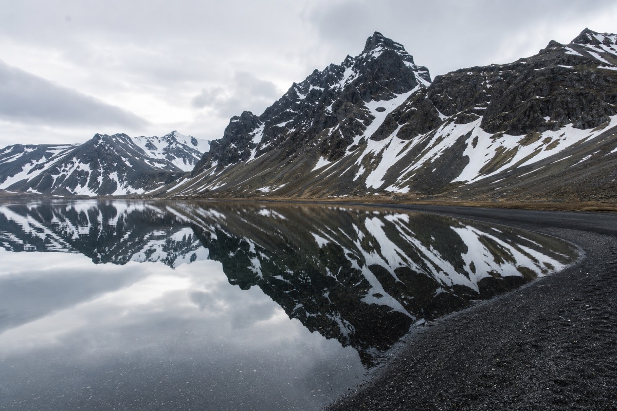 A mountain lake in the Icelandic highlands, typical of the scenery included in an Iceland vacation cost